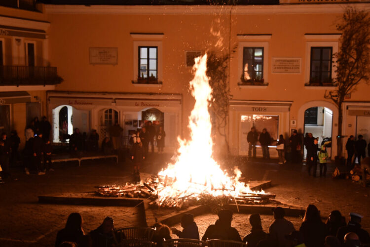 Capri, “O’ Fucarazzo” di San Sebastiano ha acceso la Piazzetta (Photogallery)