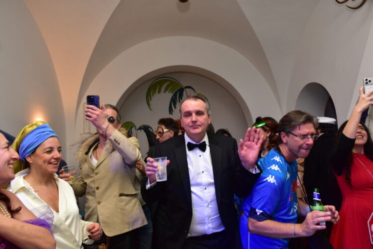 L’estro del “Palillo” incanta Capri: un viaggio visionario per i 50 anni di Andrea Esposito