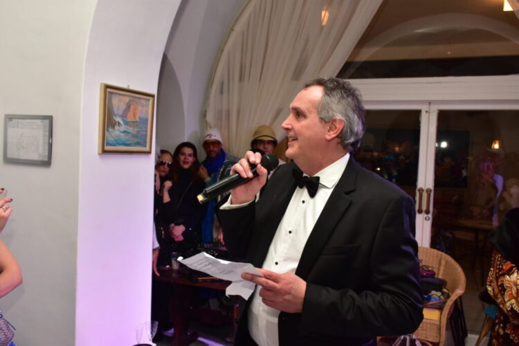 L’estro del “Palillo” incanta Capri: un viaggio visionario per i 50 anni di Andrea Esposito