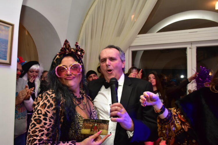 L’estro del “Palillo” incanta Capri: un viaggio visionario per i 50 anni di Andrea Esposito