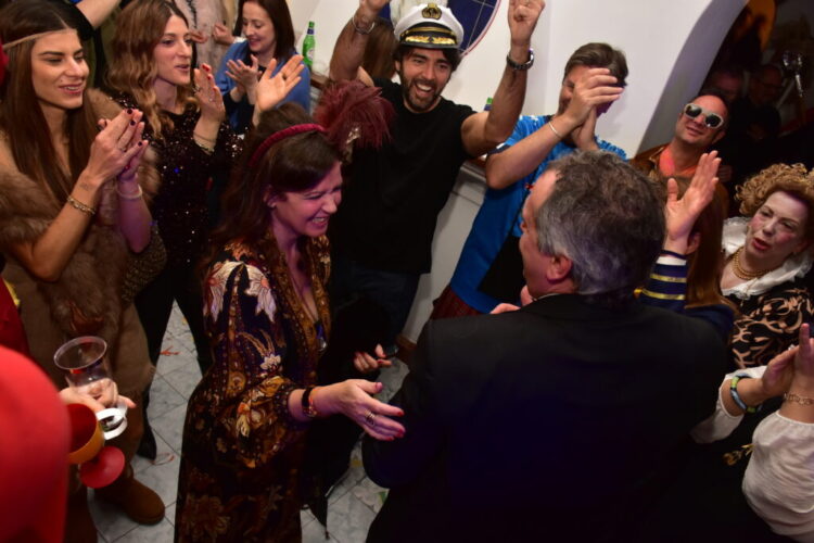 L’estro del “Palillo” incanta Capri: un viaggio visionario per i 50 anni di Andrea Esposito