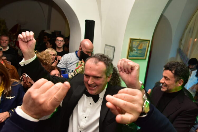 L’estro del “Palillo” incanta Capri: un viaggio visionario per i 50 anni di Andrea Esposito