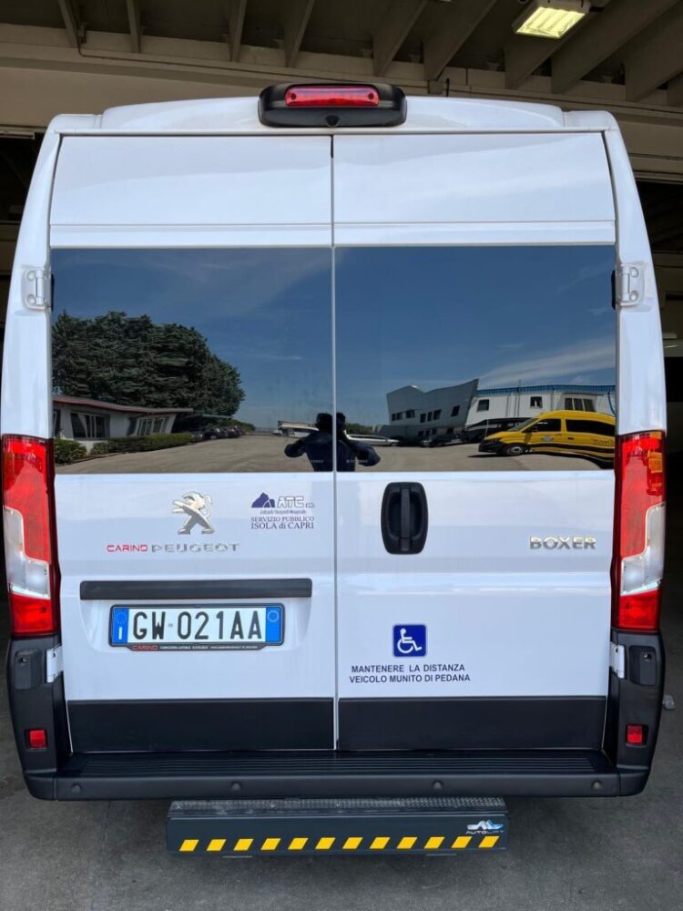 Capri e Anacapri, svolta per la mobilità inclusiva: l’ATC presenta il veicolo per il trasporto di persone con disabilità