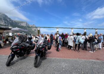 Capri contro l’overturism, stop ai gruppi di più di 40 persone  Regolamento comunale con le norme anti caos votato all’unanimità