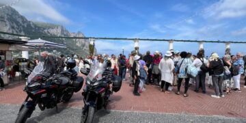 Capri contro l’overturism, stop ai gruppi di più di 40 persone  Regolamento comunale con le norme anti caos votato all’unanimità