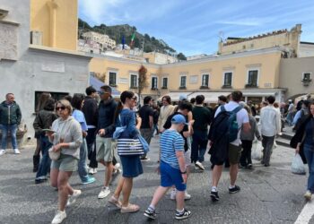 A Capri numero chiuso per i turisti e niente sosta in piazzetta
