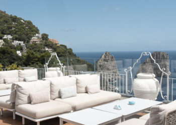 Capri si risveglia, dal 1 aprile riapre il Capri Rooftop con vista sui Faraglioni