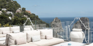 Capri si risveglia, dal 1 aprile riapre il Capri Rooftop con vista sui Faraglioni