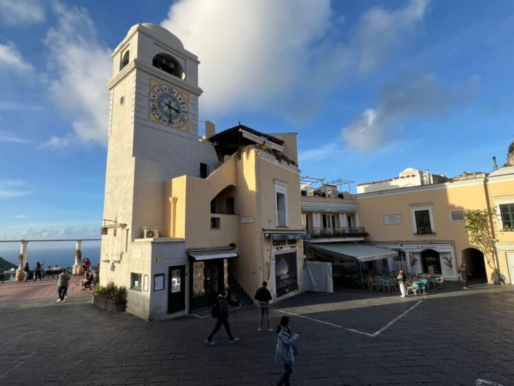 Capri, presentato il restauro del meccanismo dell’orologio storico della piazzetta