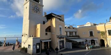 Capri, presentato il restauro del meccanismo dell’orologio storico della piazzetta