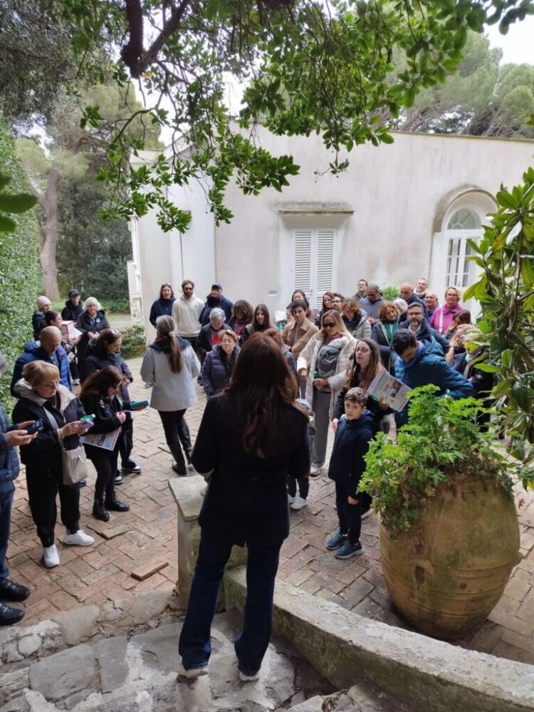 Grande successo alle giornate FAI di Capri: oltre 400 visitatori alla scoperta del parco di Villa Monte San Michele (photogallery)