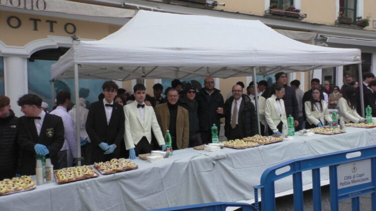 Capri, la “Zeppolata” di San Giuseppe fa cambiare look alla piazzetta (Photogallery)