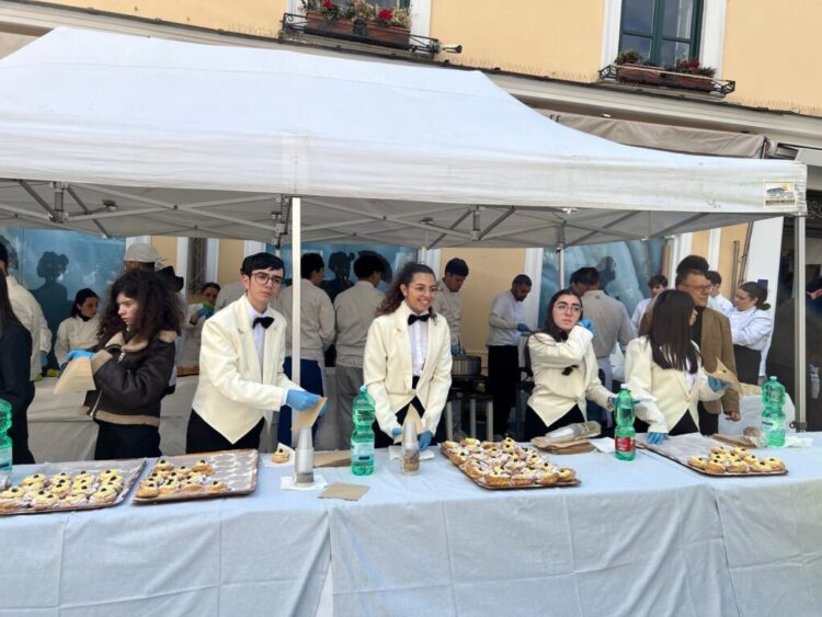 Capri, la “Zeppolata” di San Giuseppe fa cambiare look alla piazzetta (Photogallery)