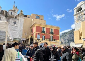 Capri, la “Zeppolata” di San Giuseppe fa cambiare look alla piazzetta (Photogallery)