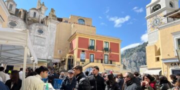 Capri, la “Zeppolata” di San Giuseppe fa cambiare look alla piazzetta (Photogallery)
