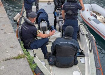 Operazione di pulizia dei fondali nel porto di Capri