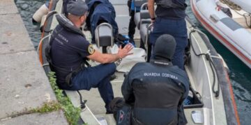 Operazione di pulizia dei fondali nel porto di Capri