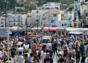 Basta turisti ‘assaliti’ a Capri, scattano multe fino a 500 euro