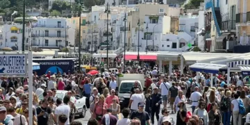 Basta turisti ‘assaliti’ a Capri, scattano multe fino a 500 euro