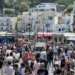 Basta turisti ‘assaliti’ a Capri, scattano multe fino a 500 euro