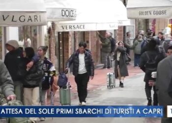 TGR: In attesa del sole, primi sbarchi di turisti a Capri (Video)