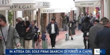TGR: In attesa del sole, primi sbarchi di turisti a Capri (Video)