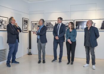 Capri, Oltre l’immediato: Inaugurata la collettiva che da voce all’anima profonda dell’isola – Fino al 10 Maggio in mostra alla Fondazione SMZ