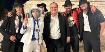 Michael Jackson mania a Paradise Rai2 tra Ghini e Papaleo, Venerdì 1 maggio a mezzanotte, la sesta puntata dello show di Pascal Vicedomini.
