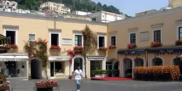 Bar in piazzetta a Capri, è battaglia tra sindaco e negozianti