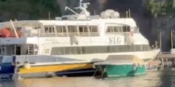 Sorrento. Nave urta le imbarcazioni ormeggiate nel porto