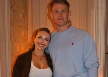 McTominay si rilassa a Capri con la fidanzata, sorrisi e autografi in un noto ristorante (FOTO)