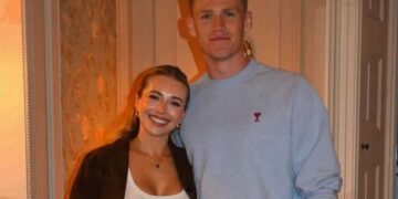 McTominay si rilassa a Capri con la fidanzata, sorrisi e autografi in un noto ristorante (FOTO)