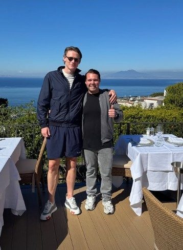 McTominay si rilassa a Capri con la fidanzata, sorrisi e autografi in un noto ristorante (FOTO)