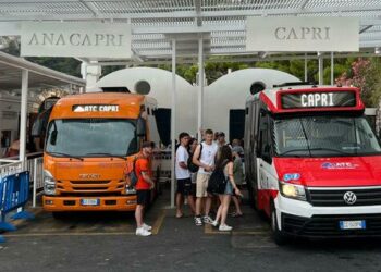 Svolta digitale a Capri: da metà giugno bus ATC solo con carta di credito, addio al contante a bordo