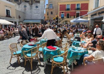 Tanti turisti e niente caos, a Capri riapre nel sole il Salotto del Mondo – photogallery