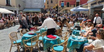 Tanti turisti e niente caos, a Capri riapre nel sole il Salotto del Mondo – photogallery