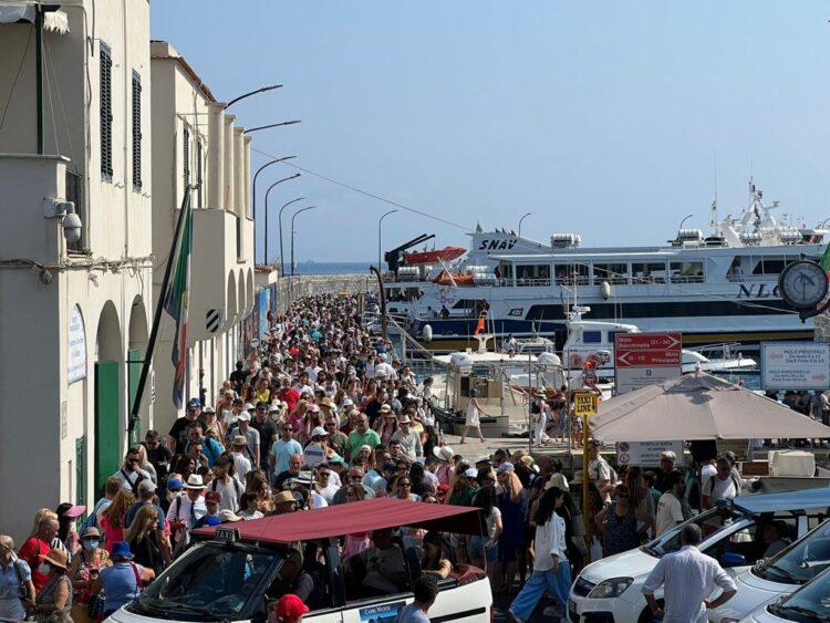 Folla porto commerciale Capri