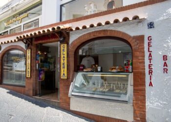 A Capri c’è una storica gelateria di famiglia che ancora cuoce al momento le cialde dei coni
