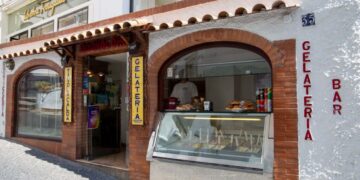 A Capri c’è una storica gelateria di famiglia che ancora cuoce al momento le cialde dei coni