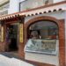 A Capri c’è una storica gelateria di famiglia che ancora cuoce al momento le cialde dei coni