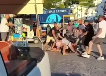 Capri, lite tra turisti a Marina Grande: il video diventa virale