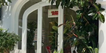 Capri, spuntano due negozi «Violati i vincoli alberghieri»