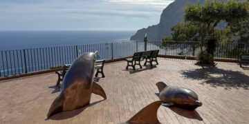 Capri, sul belvedere di Tragara i Delfini di Giuseppe Lo Schiavo interrogano il Mediterraneo