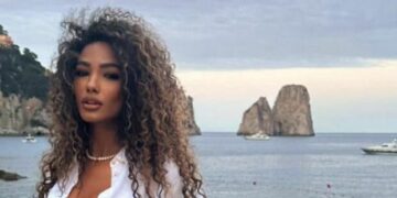 Samira Lui, balli sensuali sotto i Faraglioni di Capri