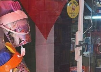 Anacapri, bandiera palestinese in vetrina: donna straniera urla e inveisce contro la proprietaria