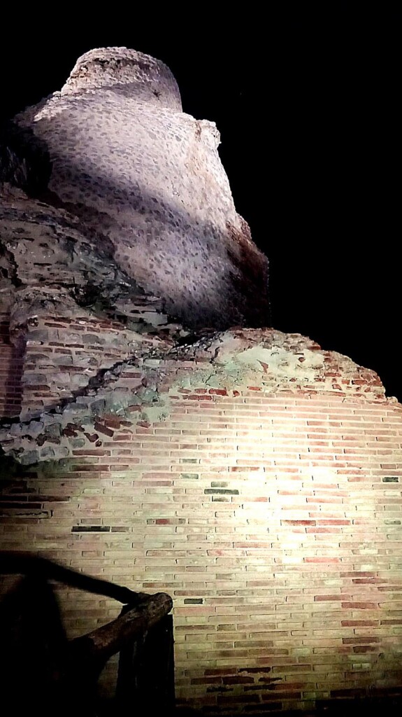 Faro Villa Jovis illuminato - Verticale