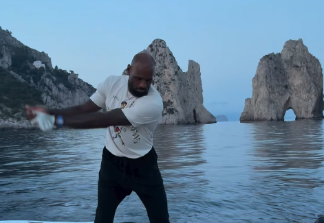 L’estate dei vip Il campione di Nba in vacanza nel golfo tra cibo e relax. L’isola lo accoglie: «Bentornato»