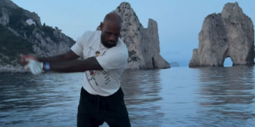 LeBron James gioca a golf all’ombra dei faraglioni