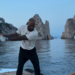 LeBron James gioca a golf all’ombra dei faraglioni