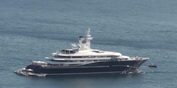 A Capri lo yacht di Al-Thani, nuovo proprietario della berlusconiana Villa Certosa in Sardegna